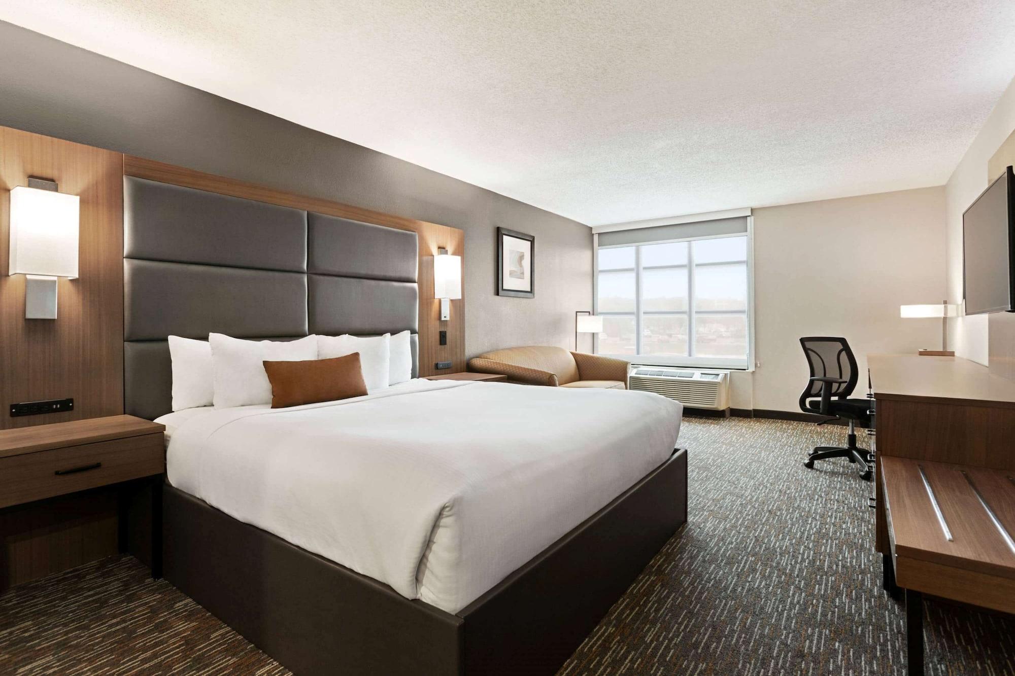 Wingate By Wyndham Cincinnati Blue Ash Exterior photo