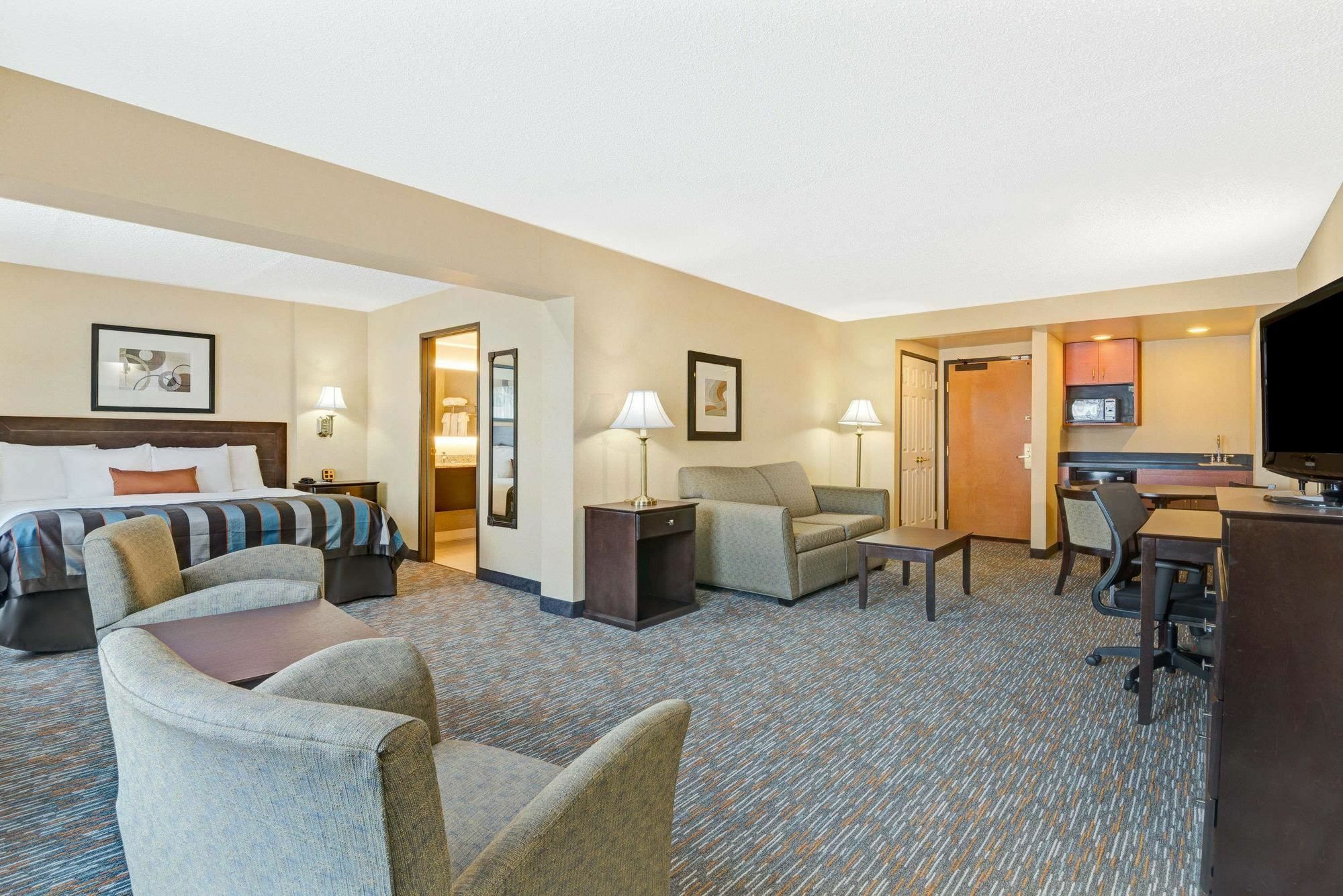 Wingate By Wyndham Cincinnati Blue Ash Exterior photo